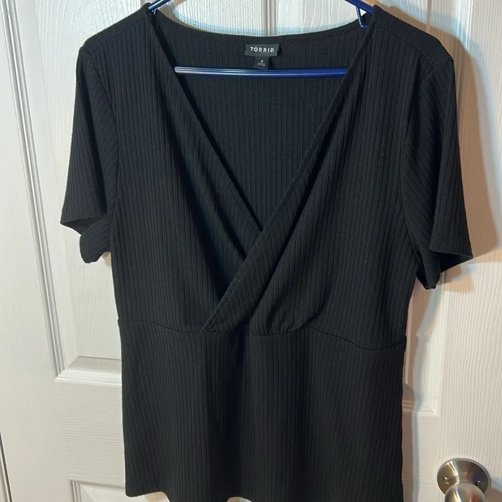 Torrid Short Sleeve Wrap Ribbed Black V-Neck Women's Top size 2X - Picture 3 of 7